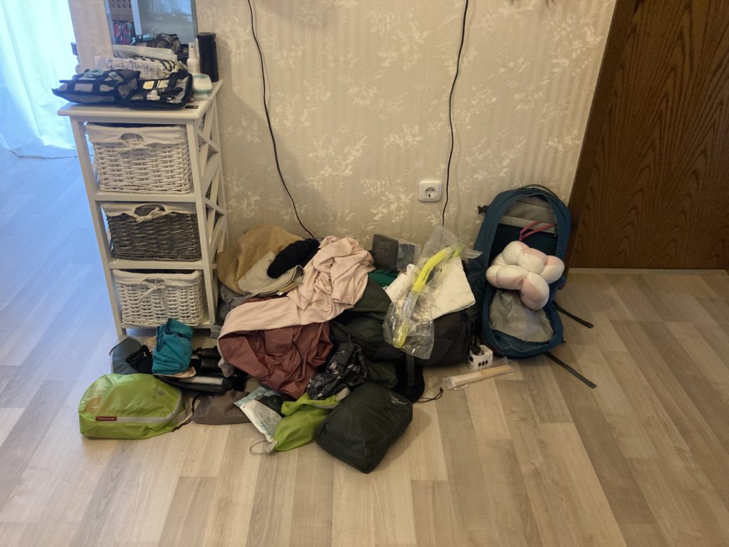 Ein Stapel Gepäck auf hartem Holzboden, der versucht, fertig zu werden.