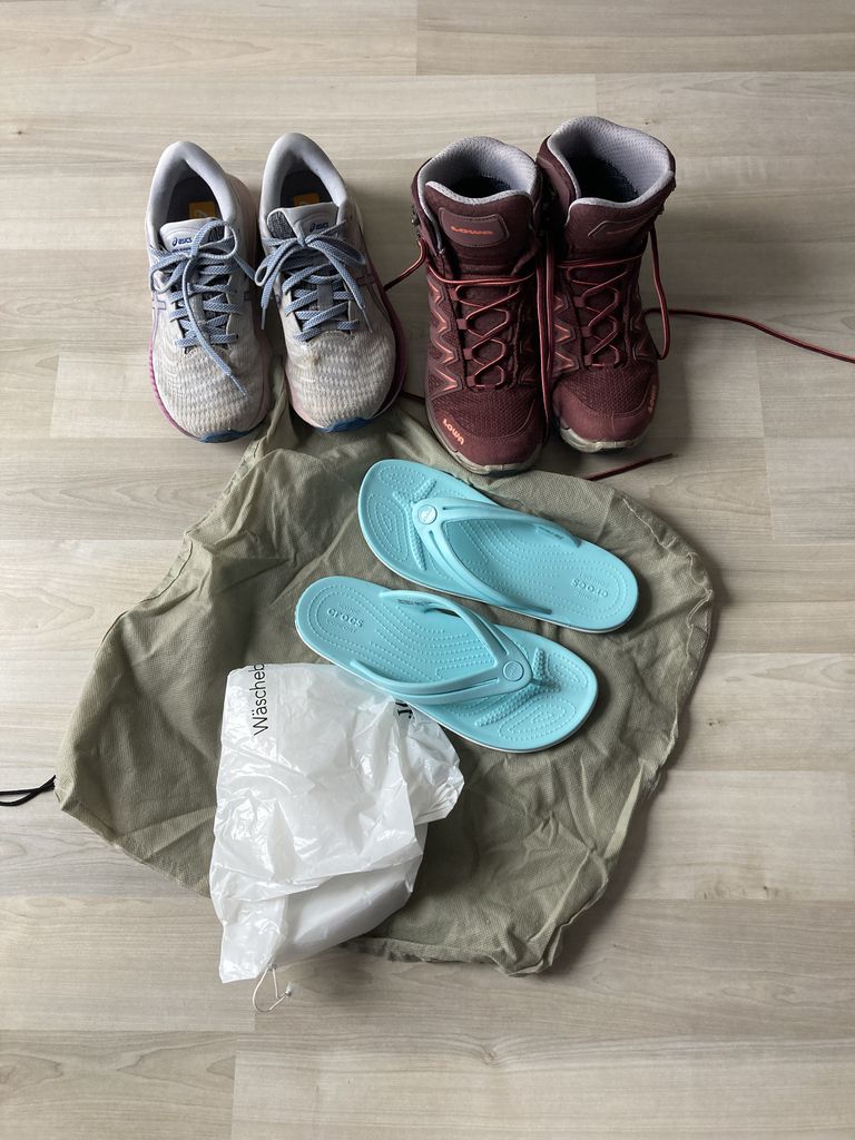 Schuhe und Wäschebeutel