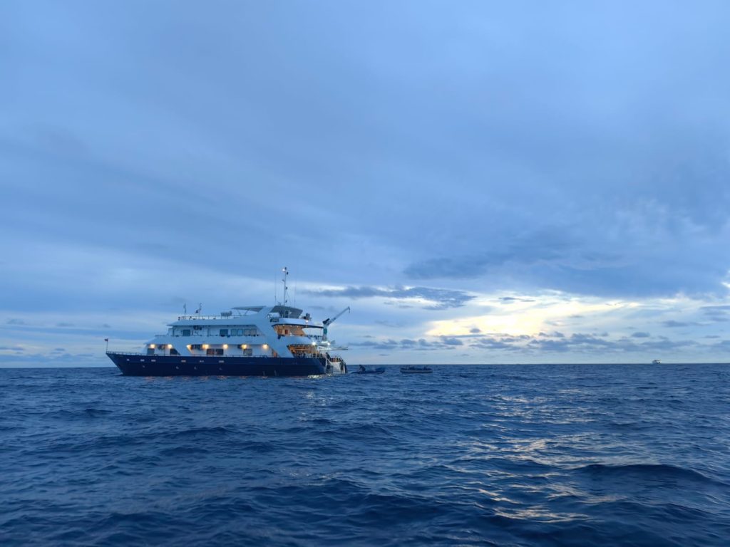 Schiff Infiniti am Abend