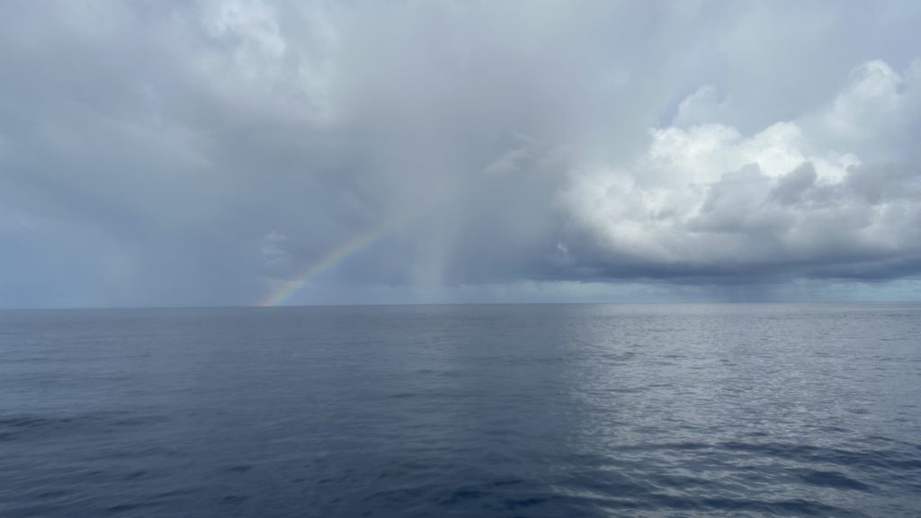 Regenbogen über dem Meer
