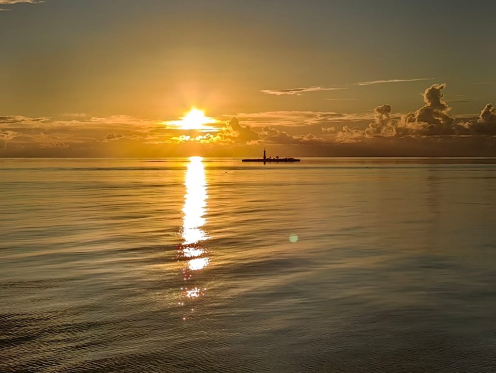Sonnenuntergang hinter dem Tubbataha Leuchtturm