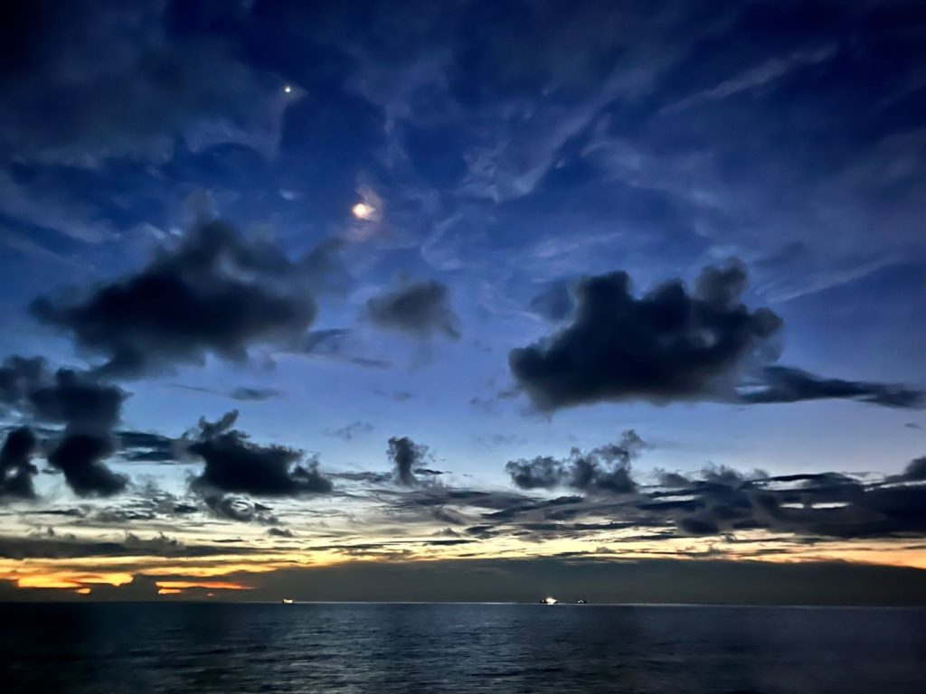 Blaue Stunde über dem Meer