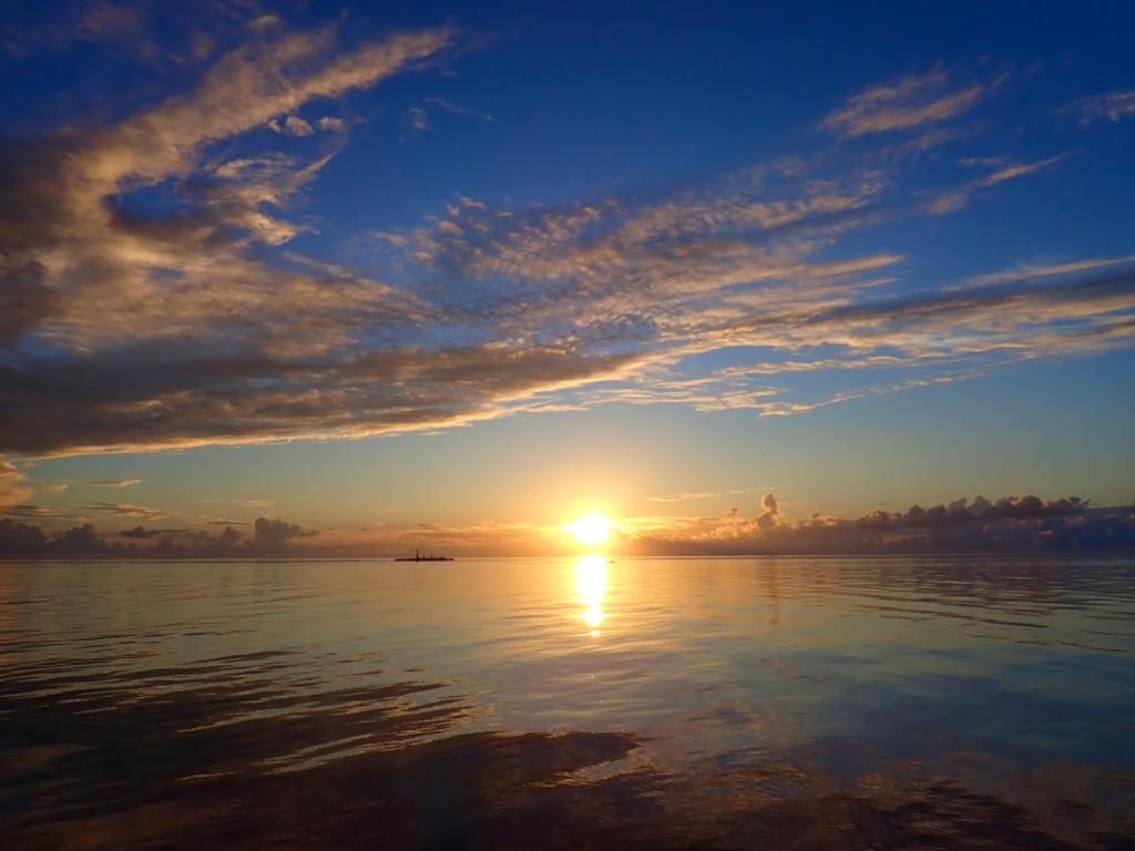 Goldene Stunde über dem Meer